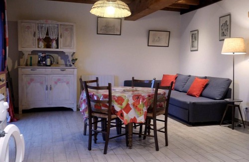 Gannay-sur-Loire Cottage | Charming Cottage with Canal Access and Privacy