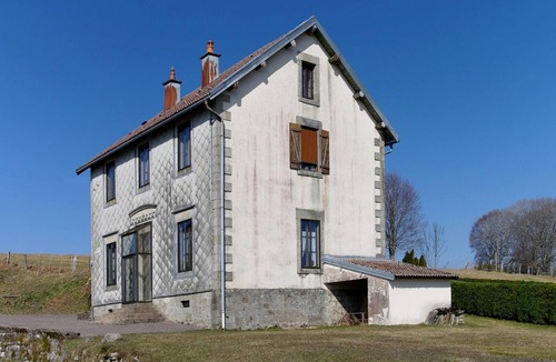 La Montagne Cottage | Charming cottage in La Montagne with fireplace, pets allowed