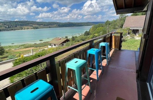 Montperreux Ski Chalet | Charming cottage on the shores of Lake Saint Point