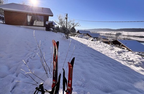 Montperreux Ski Chalet | Charming cottage on the shores of Lake Saint Point