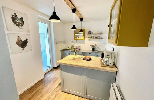 Remilly House | Charming country cottage with private access to the river
