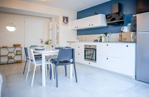 Les Sables d'Olonne Ski Chalet | Charming House - Heart of the City - Sleeps 6