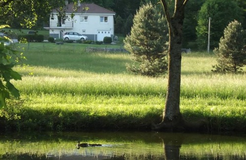 Gy Cottage | Charming lodge by the pond in Gy
