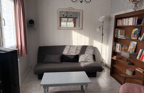 Gy Cottage | Charming lodge by the pond in Gy