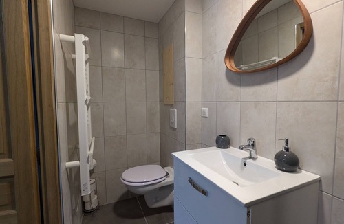 Rehaupal Bed & Breakfast | Charming Myosotis Room with Garden and DVD