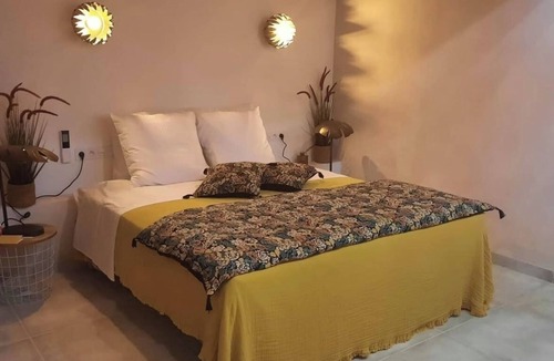 Loriol-du-Comtat House | Charming Provencal farmhouse with swimming pool and jacuzzi sleeps up to 8 🌿☀️