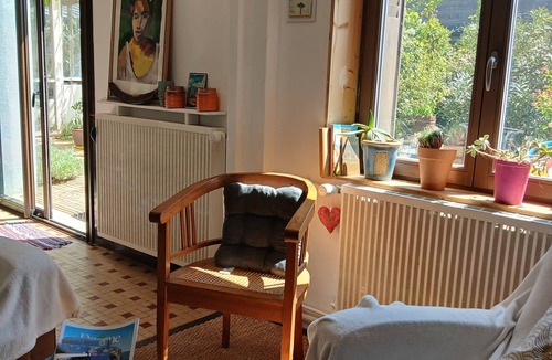 Crest House | Charming, quiet town house with small garden