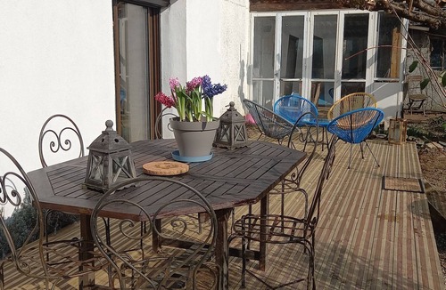 Crest House | Charming, quiet town house with small garden