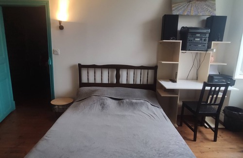 Laroque-des-Arcs Bed & Breakfast | Charming room overlooking the Lot