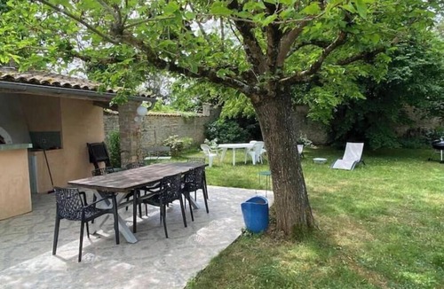 Courcon Apartment | Charming studio apartment with a pool
