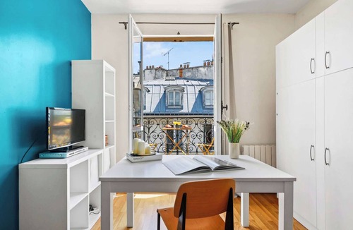 Palais-Royal Apartment | Charming Studio with Balcony near Louvre & Rivoli