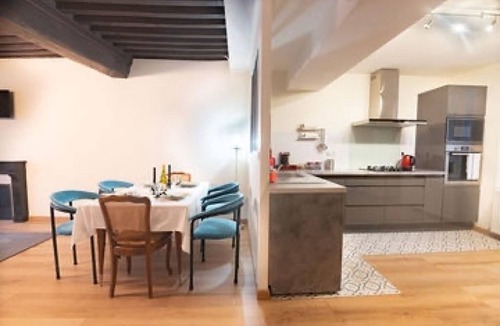 Tournus House | Charming townhouse with a covered and furnished interior patio