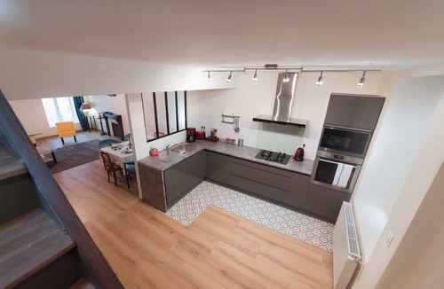 Tournus House | Charming townhouse with a covered and furnished interior patio