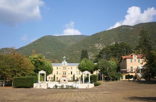 Montbrun-les-Bains Apartment | Chateau des Gipières