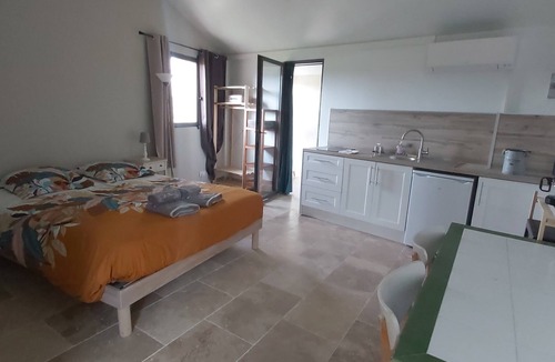 Grignan House | Chez Pascal gîte studio with garden and parking