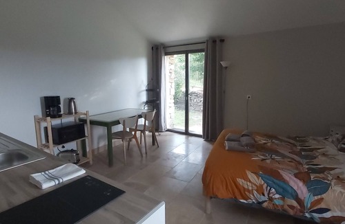 Grignan House | Chez Pascal gîte studio with garden and parking