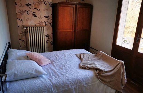 Gray-la-Ville Bed & Breakfast | Chez Sandrine Guest Rooms and Table d'hôtes with Pool