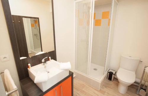Chevilly-Larue Hotel | Chic 1BR Apartment: WiFi & Easy Public Transport Access for City Explorers