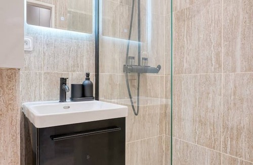 Saint-Mande Apartment | Chic 2BR 6 Guests - Paris
