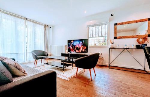 Clamart Apartment | Chic and spacious apart with parking and garden