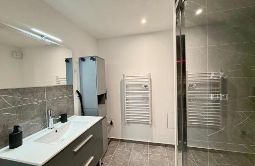 Bourgoin-Jallieu Apartment | Cinemus, Nid douillet avec Cinéma Privé