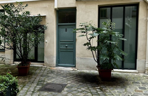 Quartier de Rochechouart Apartment | Cocooning flat