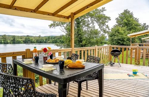 Champagney House | Comfort 2-Bedroom Waterfront Mobile Home for 4 People