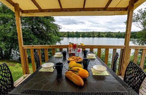 Champagney House | Comfort 2-Bedroom Waterfront Mobile Home for 4 People