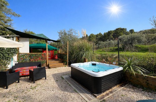 La Roque-sur-Pernes Cabin | Comfortable yurt in Provence with Jacuzzi and private garden