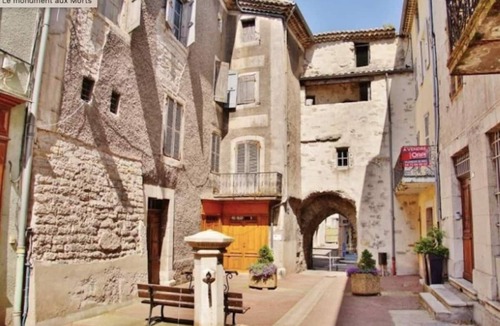 Villeneuve-de-Berg Apartment | Comfortable apartment in the heart of the village