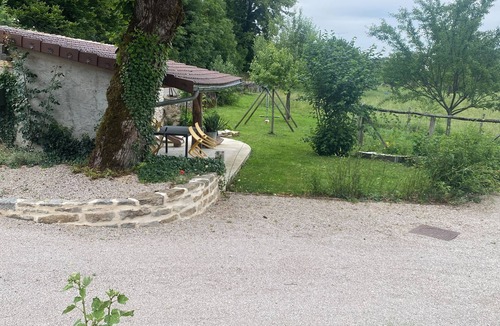 Graye-et-Charnay Apartment | Comfortable gîte in a peaceful mountain setting