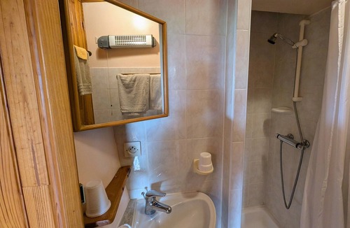 Melin Bed & Breakfast | Comfortable Rooms with Breakfast Included and Garden