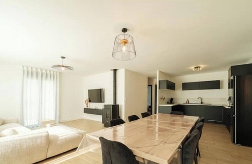 Larnaud House | Contemporary villa - 4 bedrooms - Terrace