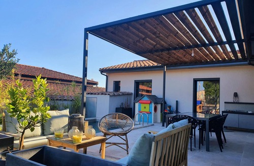 Aubignan Villa | Contemporary villa with swimming pool. 5min walk to shops