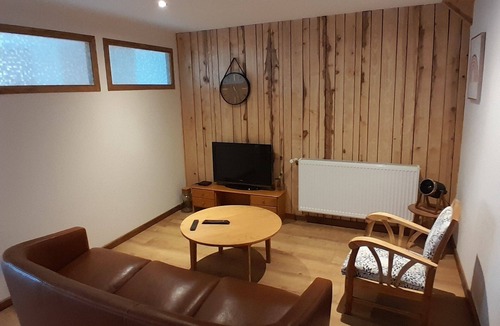 Monthureux-sur-Saone Apartment | Cosy 80 m2 ground floor apartment in town center with shops