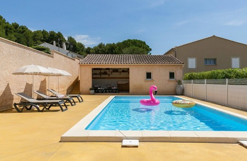 Visan Apartment | Cosy apartment for 5 people with private pool, WIFI, A/C, TV and balcony