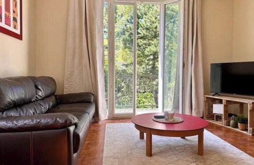 Chateauneuf-du-Rhone Apartment | Cosy bright apartment, beautiful terrace + private parking