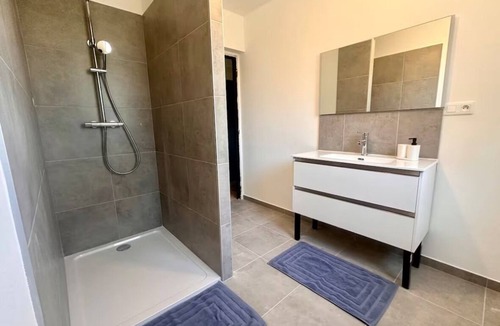 Chateauneuf-du-Rhone Apartment | Cosy bright apartment, beautiful terrace + private parking