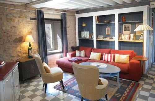 Onlay House | Cosy Castle with Pool in Onlay