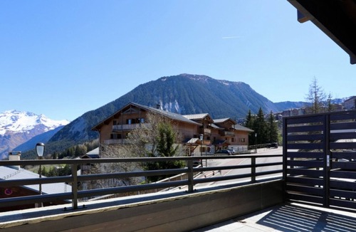Courchevel Ski Chalet | Cosy chalet spread over 3 levels for 6 people