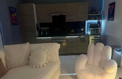 La Machine House | Cosy house with swimming pool and cosy double with