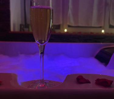 Cemboing Apartment | Cosy love et spa-tentation loveroom