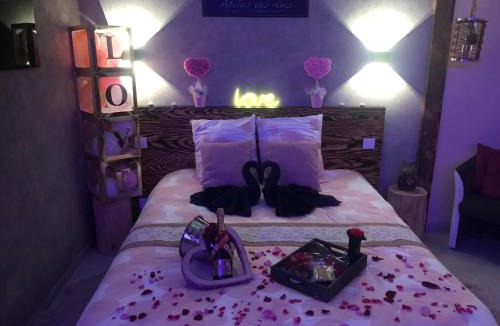 Cemboing Apartment | Cosy Love & Spa Love room avec spa, hammam et sauna privatif