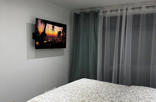 Villeneuve-le-Roi Apartment | Cosy studio near the airport
