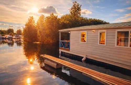 Saint-Usage Boat Rental | Cottage flottant Premium Spa privé en supplément Port de Plaisance près Centre