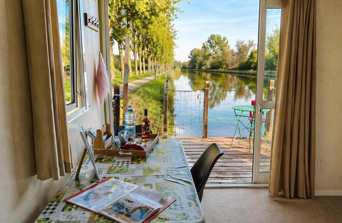 Saint-Usage Boat Rental | Cottage flottant Vintage supplément Jacuzzi privé