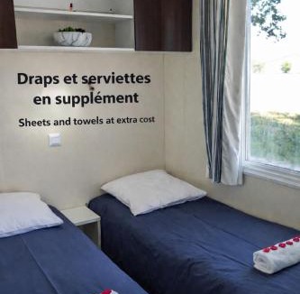 Saint-Usage Boat Rental | Cottage flottant Premium Jacuzzi privé en supplément