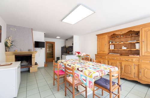 Isches Cottage | Cottage 'Gîte À Isches' with Private Terrace, Shared Garden and Wi-Fi