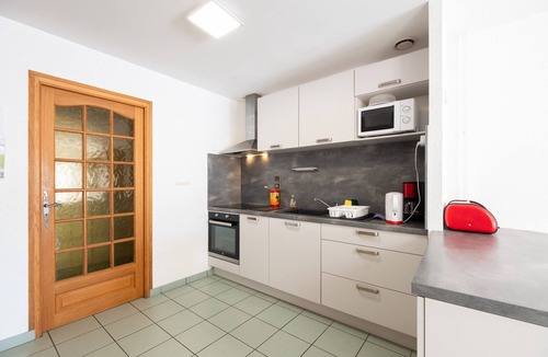 Isches Cottage | Cottage 'Gîte À Isches' with Private Terrace, Shared Garden and Wi-Fi