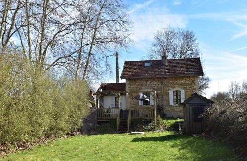Montaron House | Cottage in France with Garden near Lake